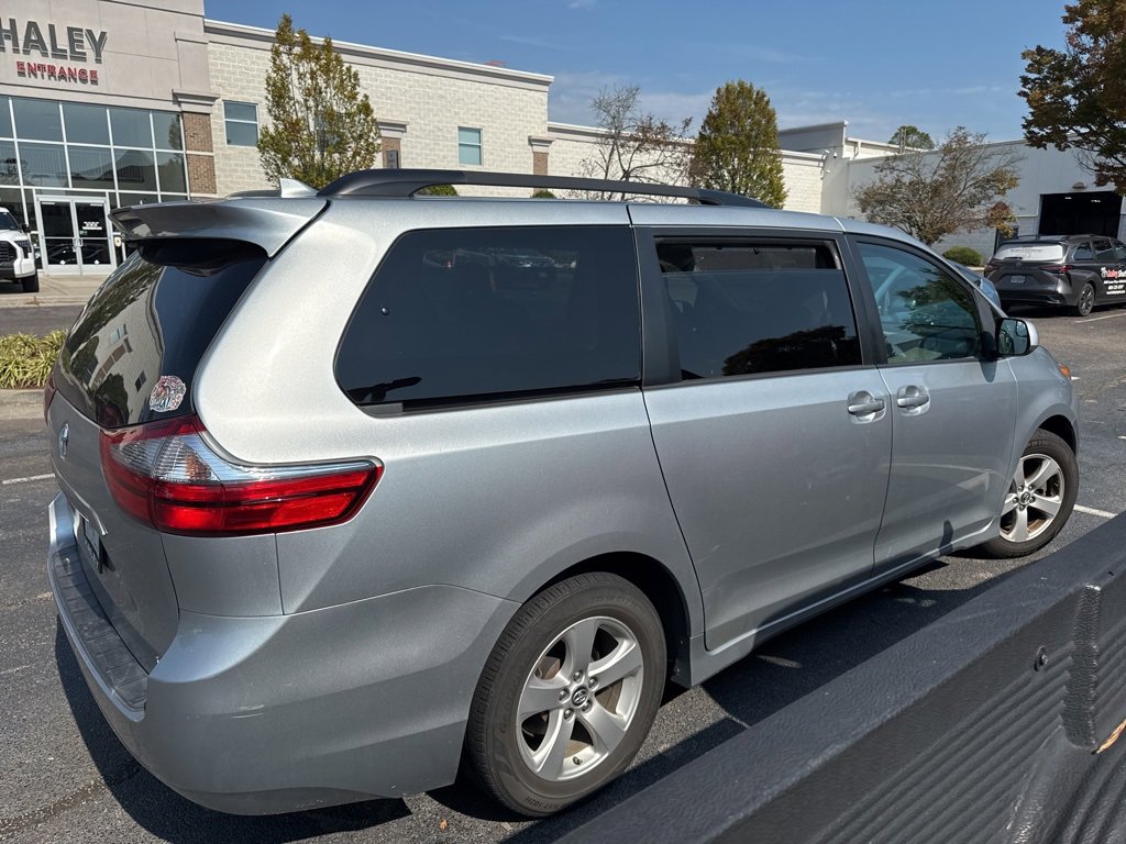 2020 Toyota Sienna LE photo 2