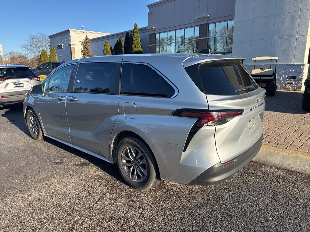 Used 2024 Toyota Sienna LE 8 Passenger Van Passenger Van
