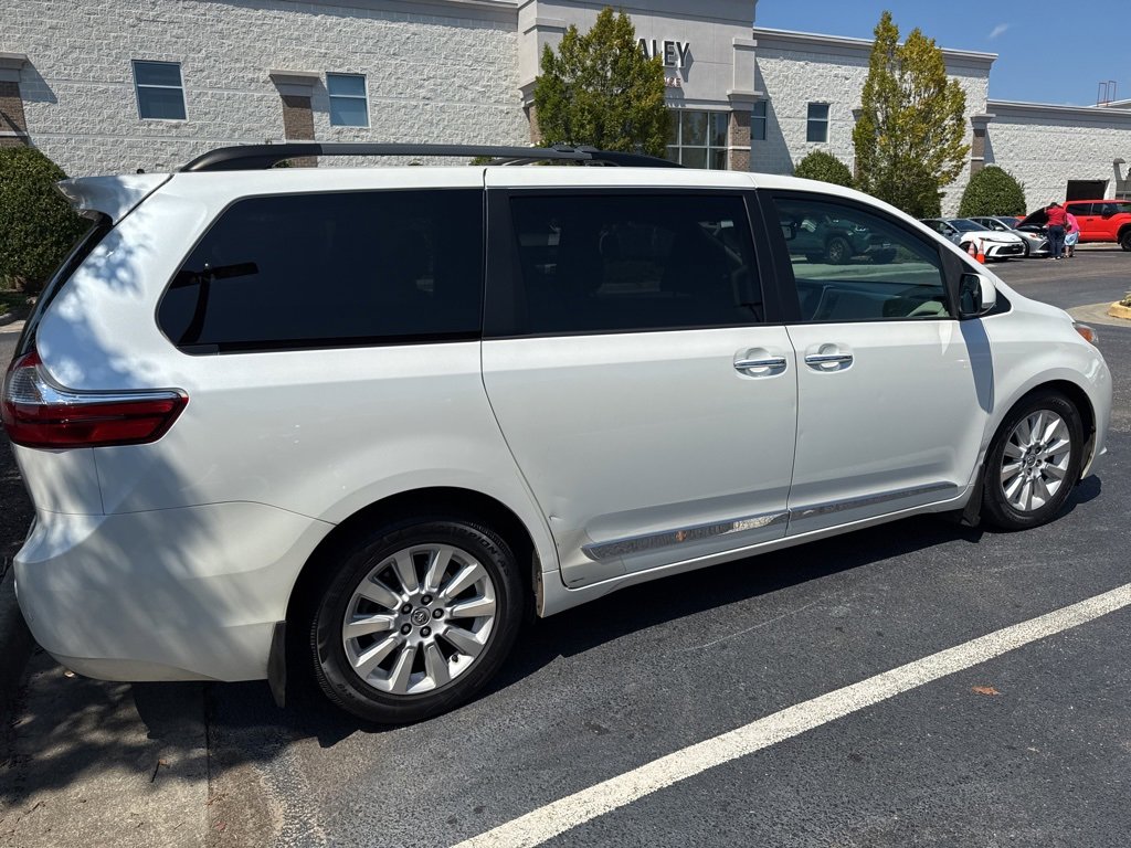 2015 Toyota Sienna XLE Premium photo 2