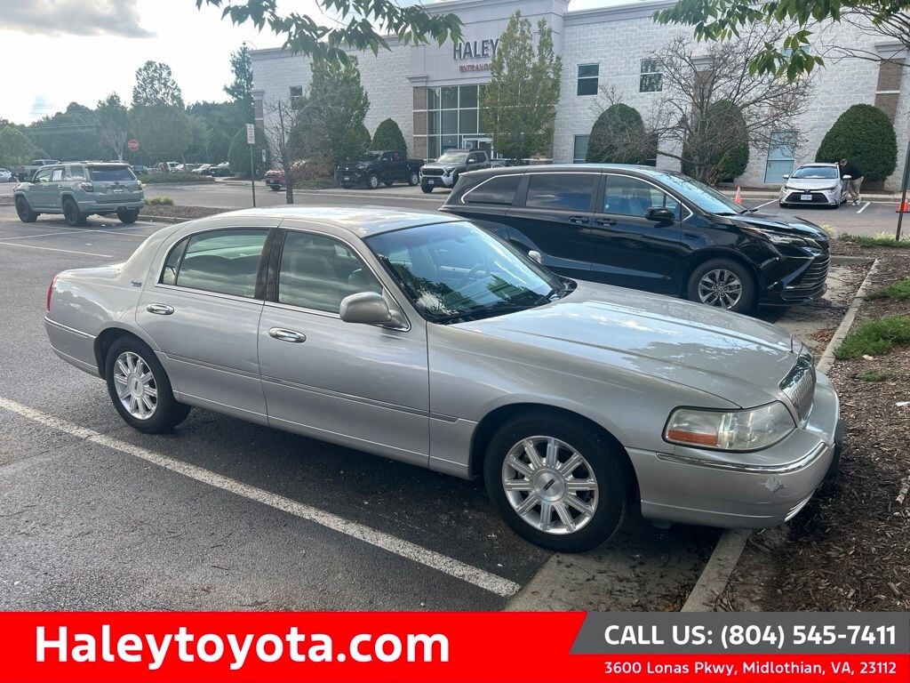 Used 2009 Lincoln Town Car Signature Sedan