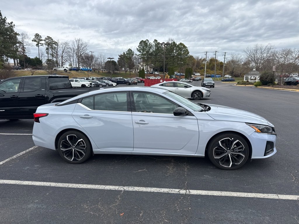 2023 Nissan Altima 2.5 SR photo 2