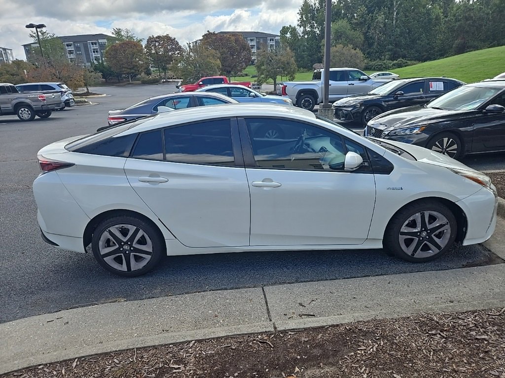 2017 Toyota Prius Three Touring photo 2