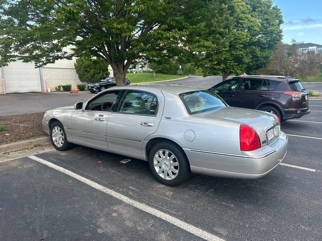 Used 2009 Lincoln Town Car Signature Sedan