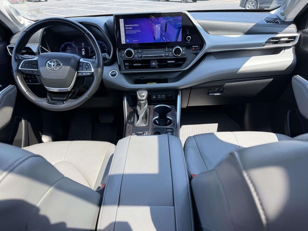 Used 2024 Toyota Highlander Hybrid Platinum SUV