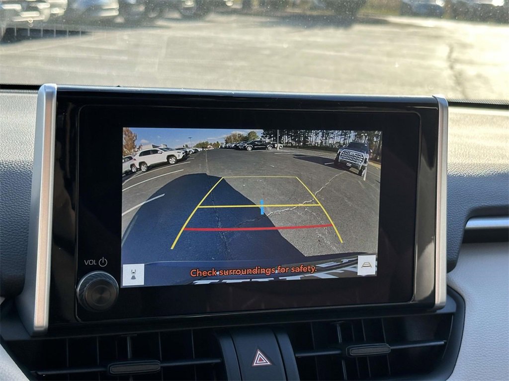 2025 Toyota RAV4 XLE photo 4