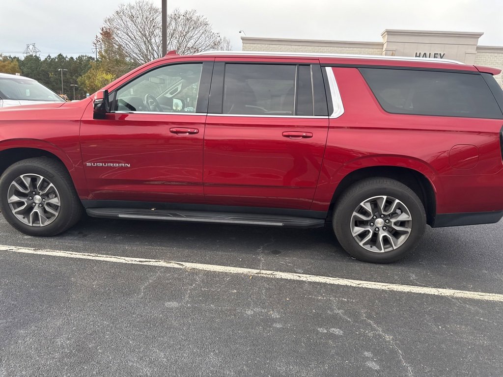 2021 Chevrolet Suburban LT photo 4