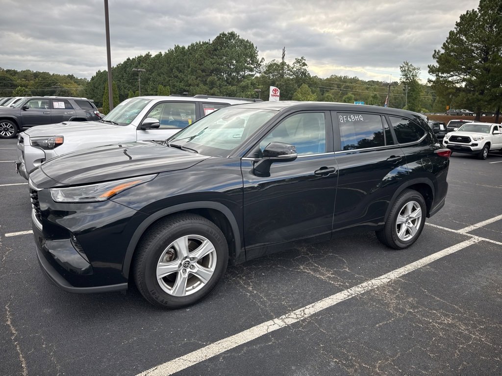 2023 Toyota Highlander LE photo 4