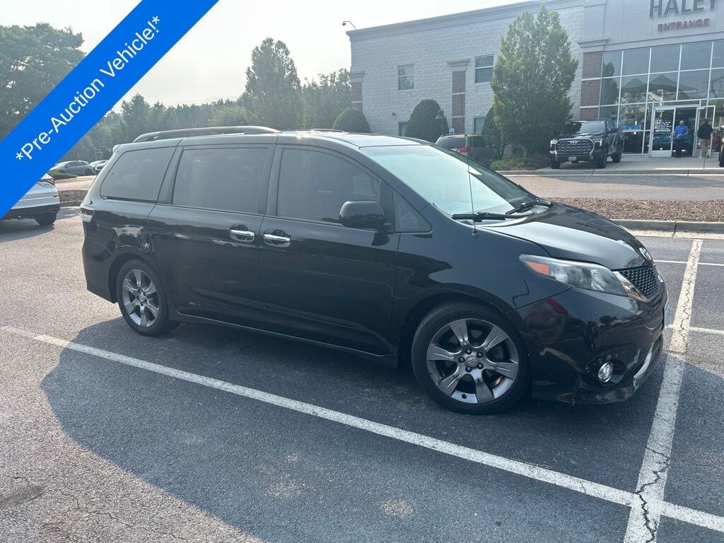 Used 2014 Toyota Sienna SE Minivan/Van