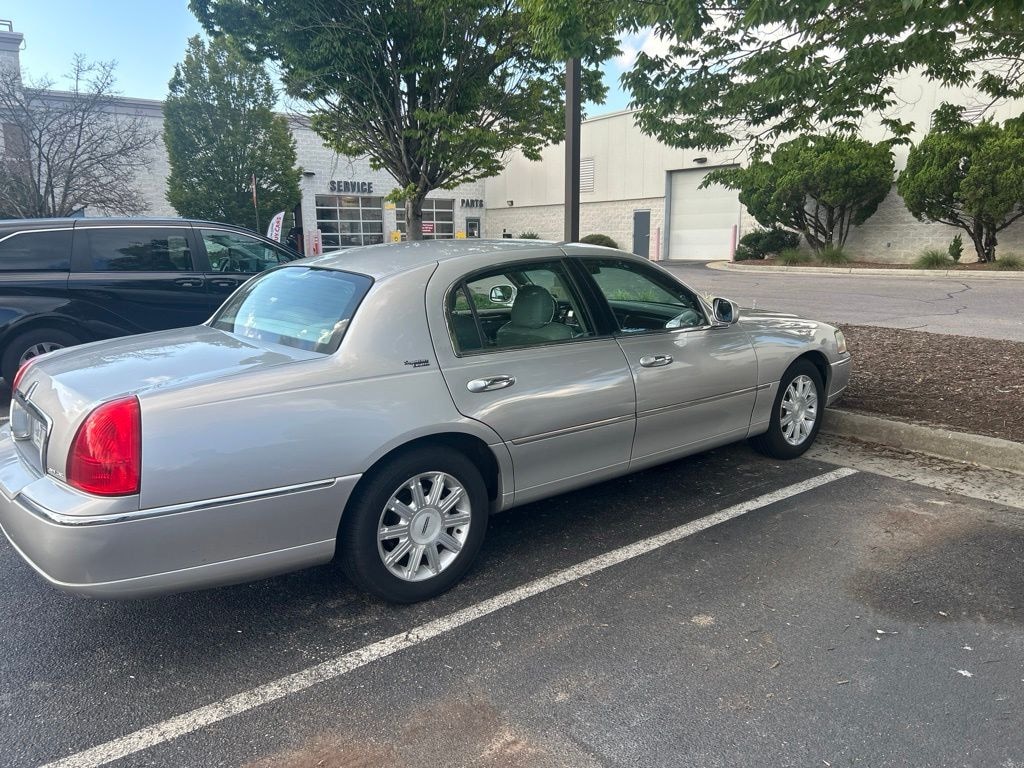 Used 2009 Lincoln Town Car Signature Sedan