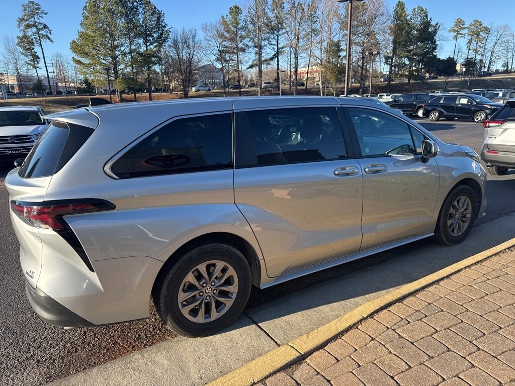 Used 2024 Toyota Sienna LE 8 Passenger Van Passenger Van