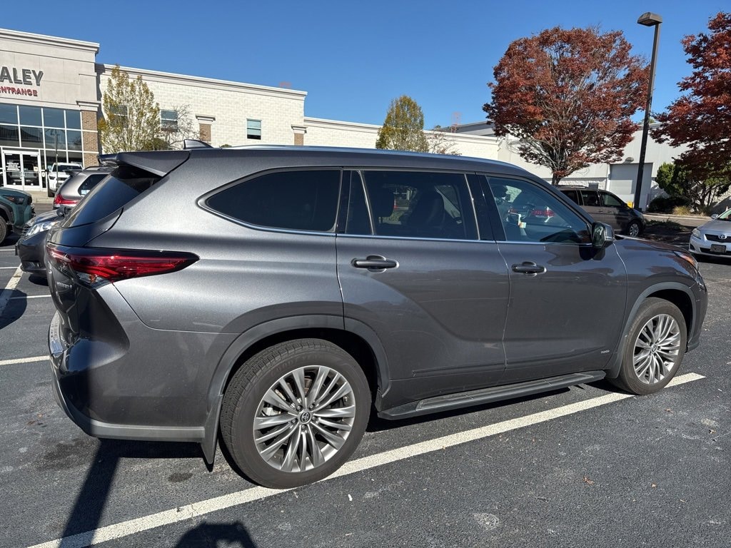Used 2022 Toyota Highlander Hybrid Platinum SUV