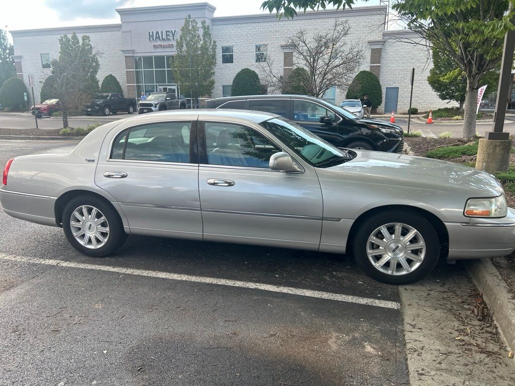 Used 2009 Lincoln Town Car Signature Sedan