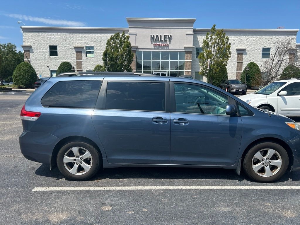 Used 2013 Toyota Sienna LE Minivan/Van