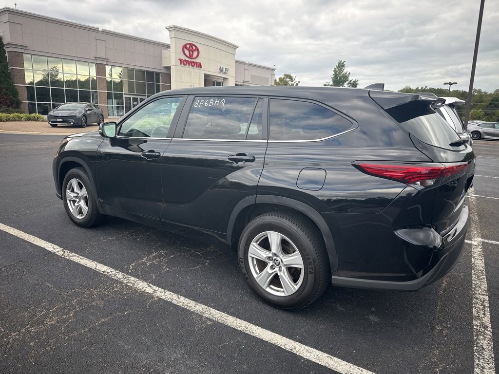 2023 Toyota Highlander LE photo 3
