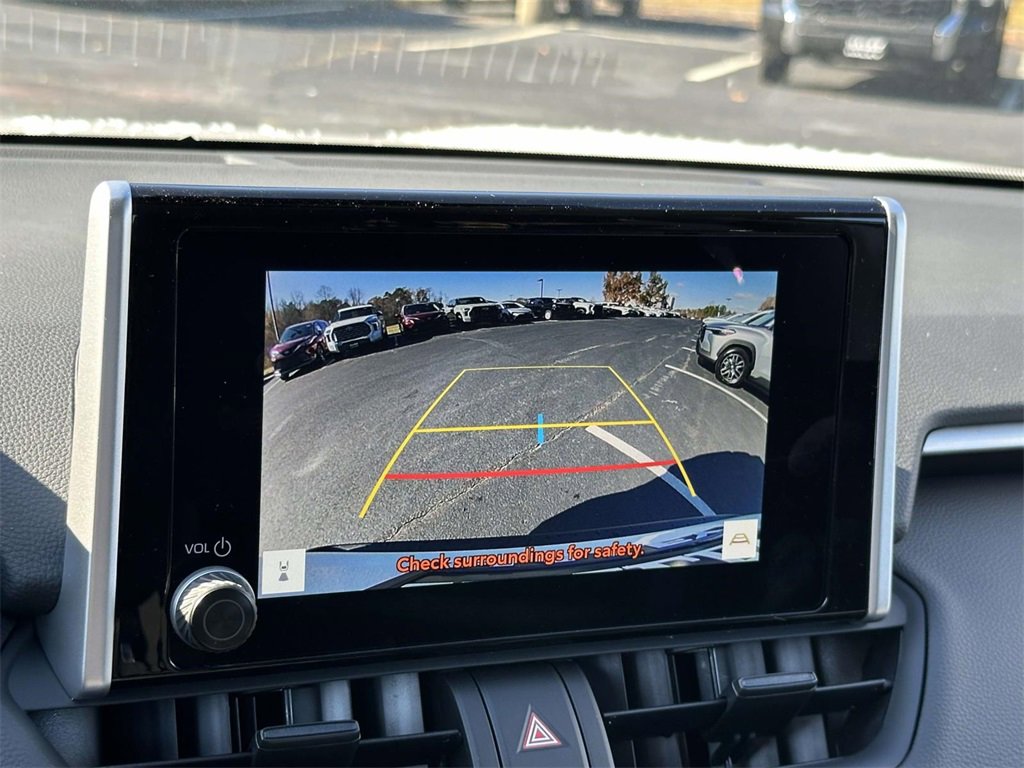 2025 Toyota RAV4 XLE photo 4