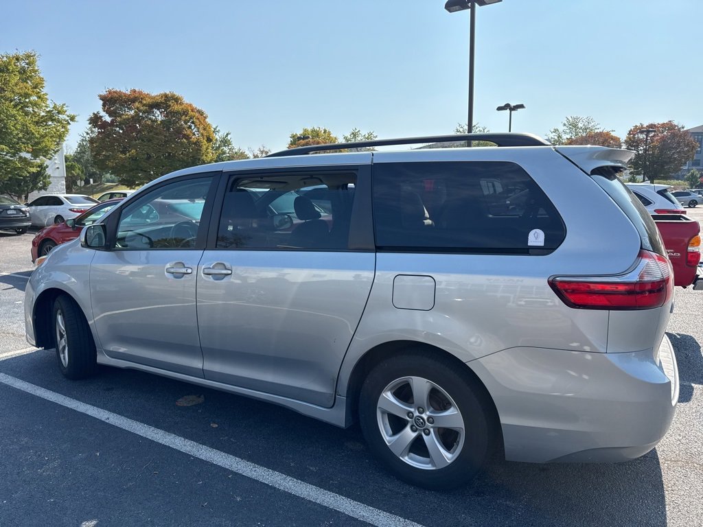 2020 Toyota Sienna LE photo 3