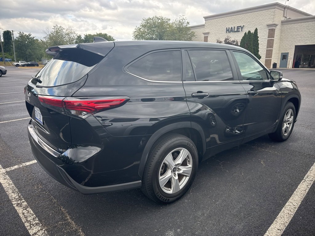 2023 Toyota Highlander LE photo 2