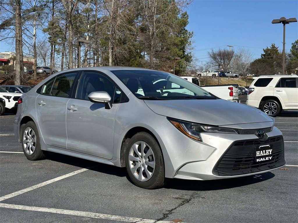 2025 Toyota Corolla LE's photo