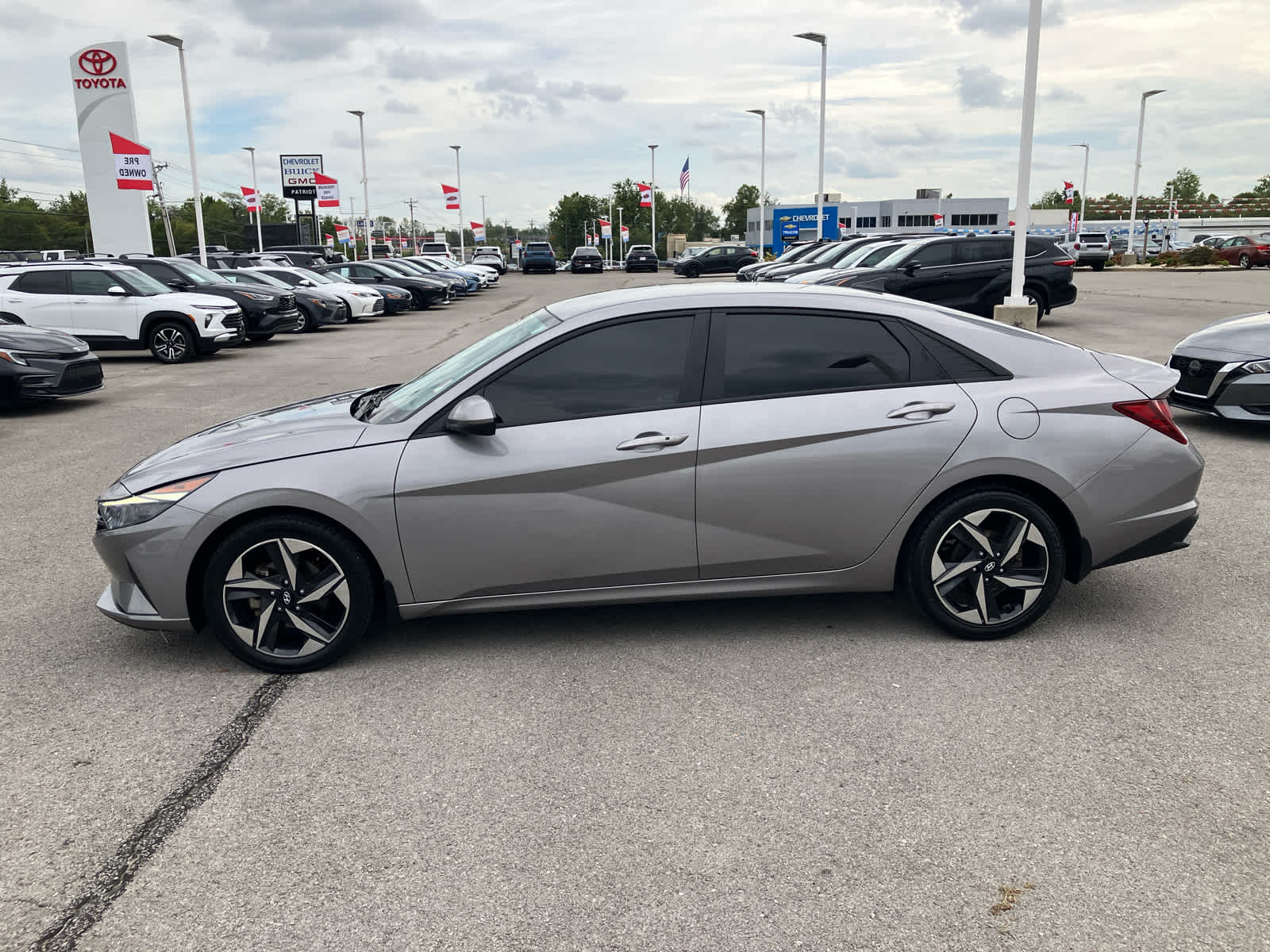 2023 Hyundai Elantra SEL photo 4
