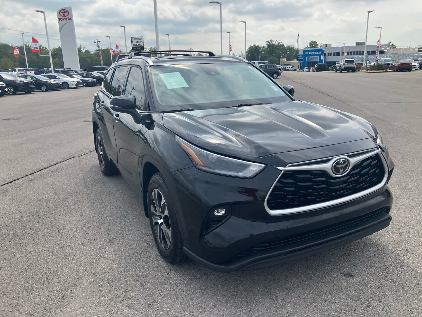 2021 Toyota Highlander XLE photo 2