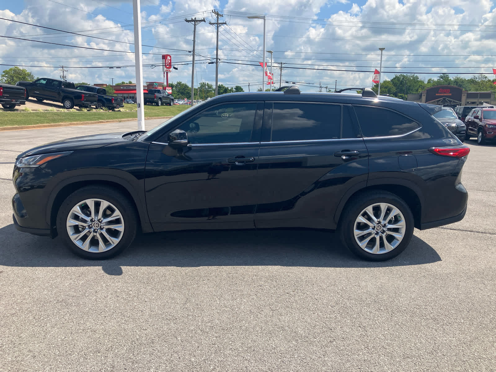 2022 Toyota Highlander Limited photo 4