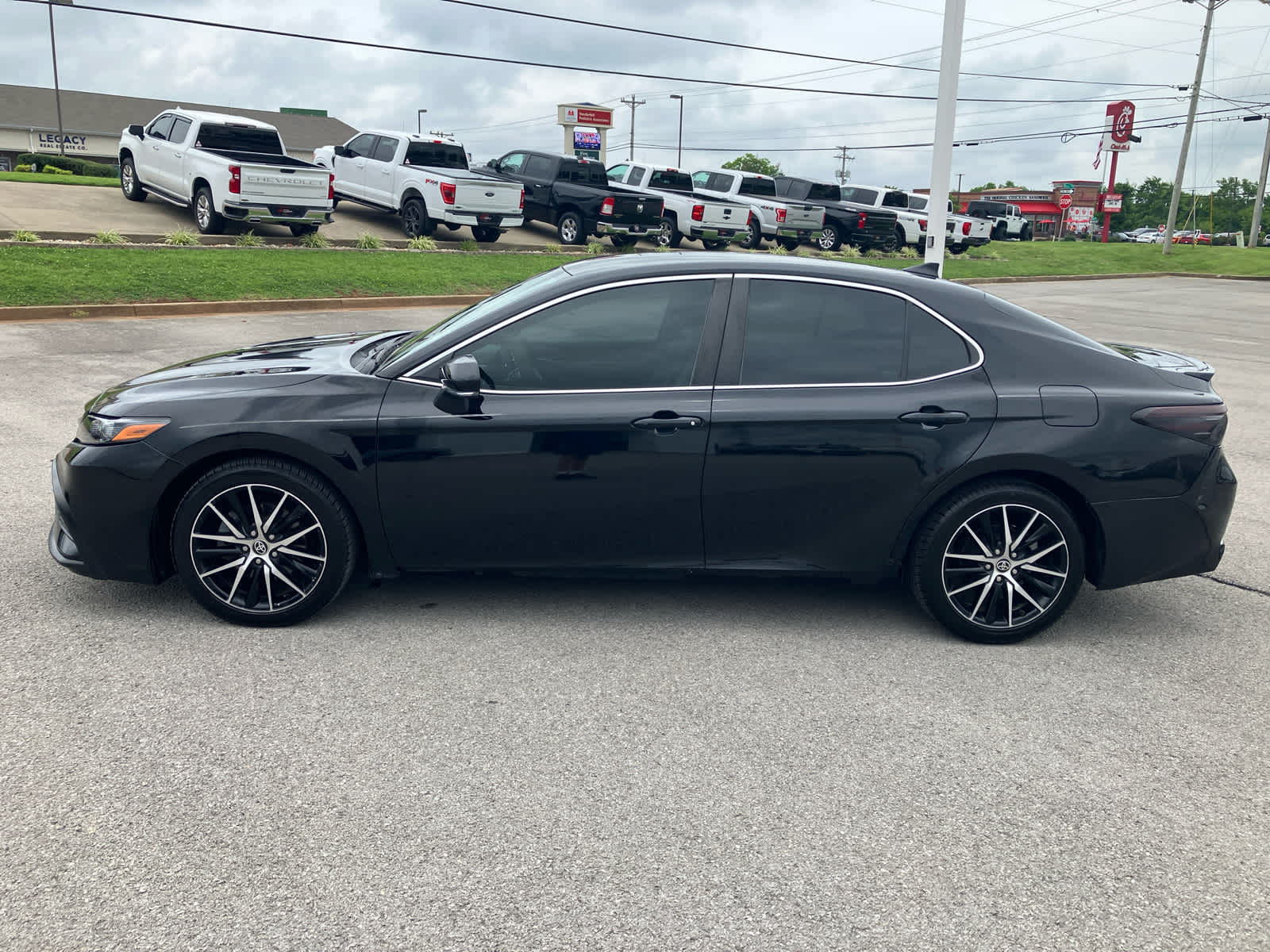 2022 Toyota Camry SE photo 4