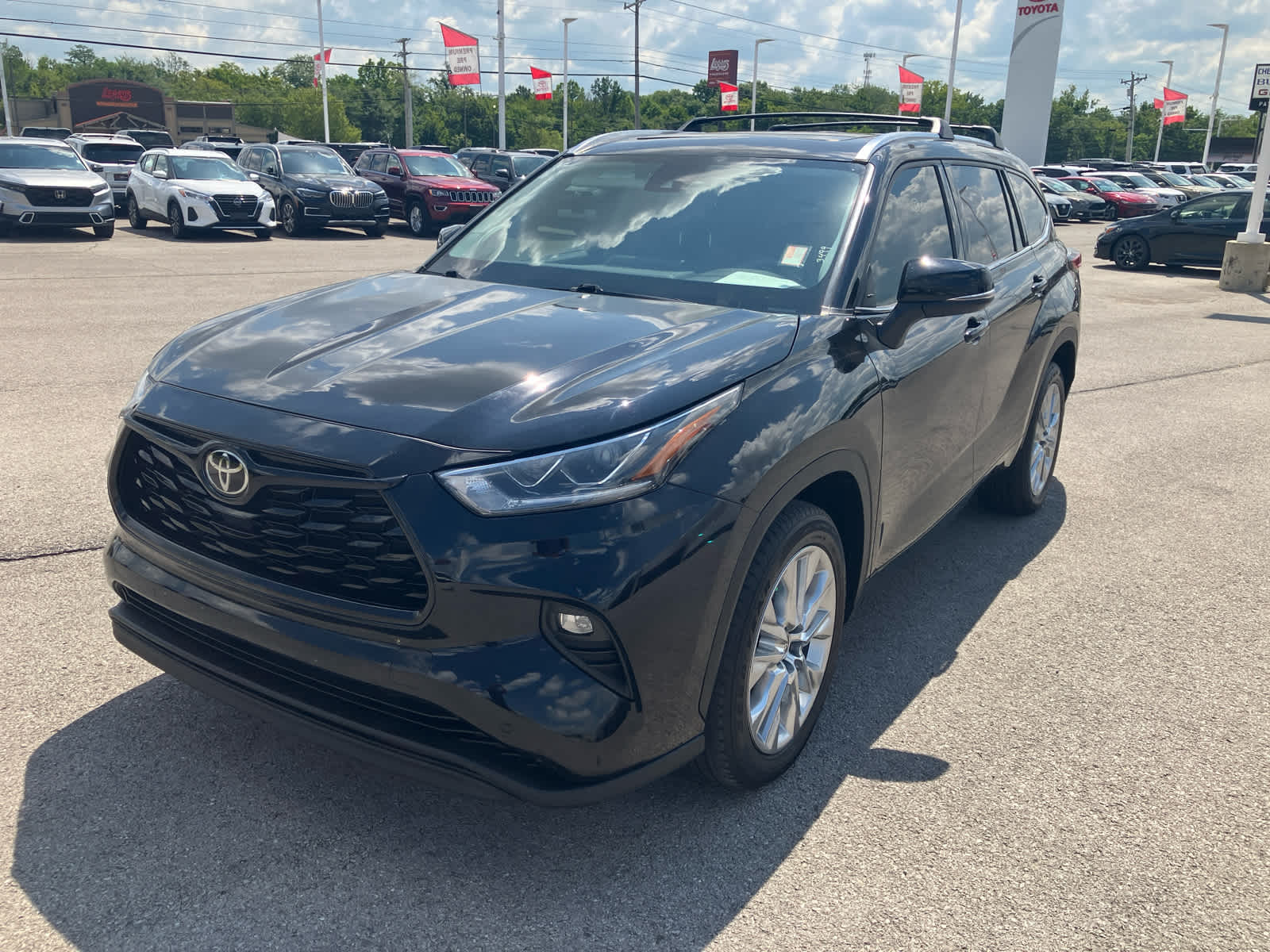 2022 Toyota Highlander Limited photo 3