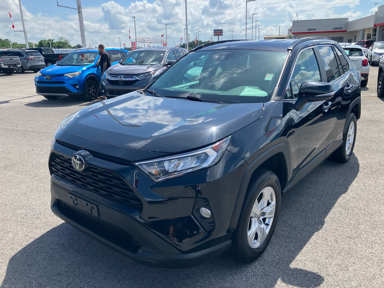 2021 Toyota RAV4 XLE photo 3