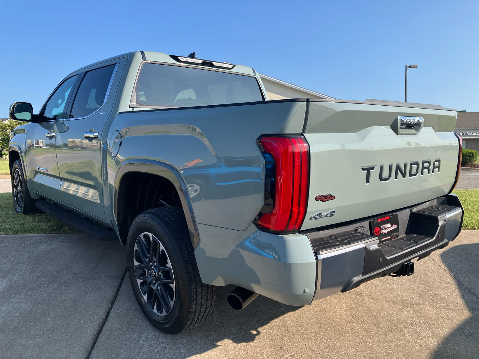 2025 Toyota Tundra Limited CrewMax photo 4