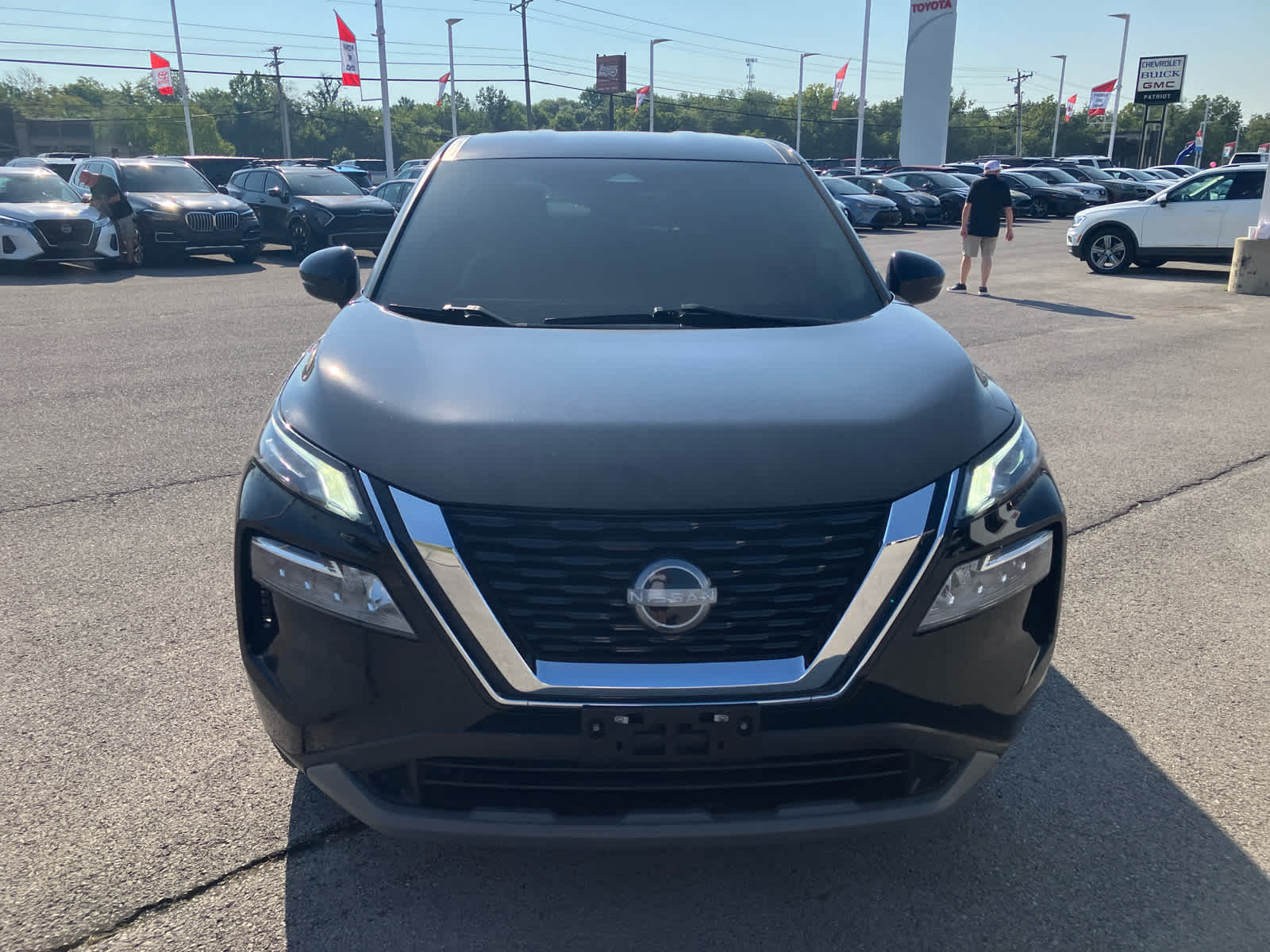 2022 Nissan Rogue SV photo 2