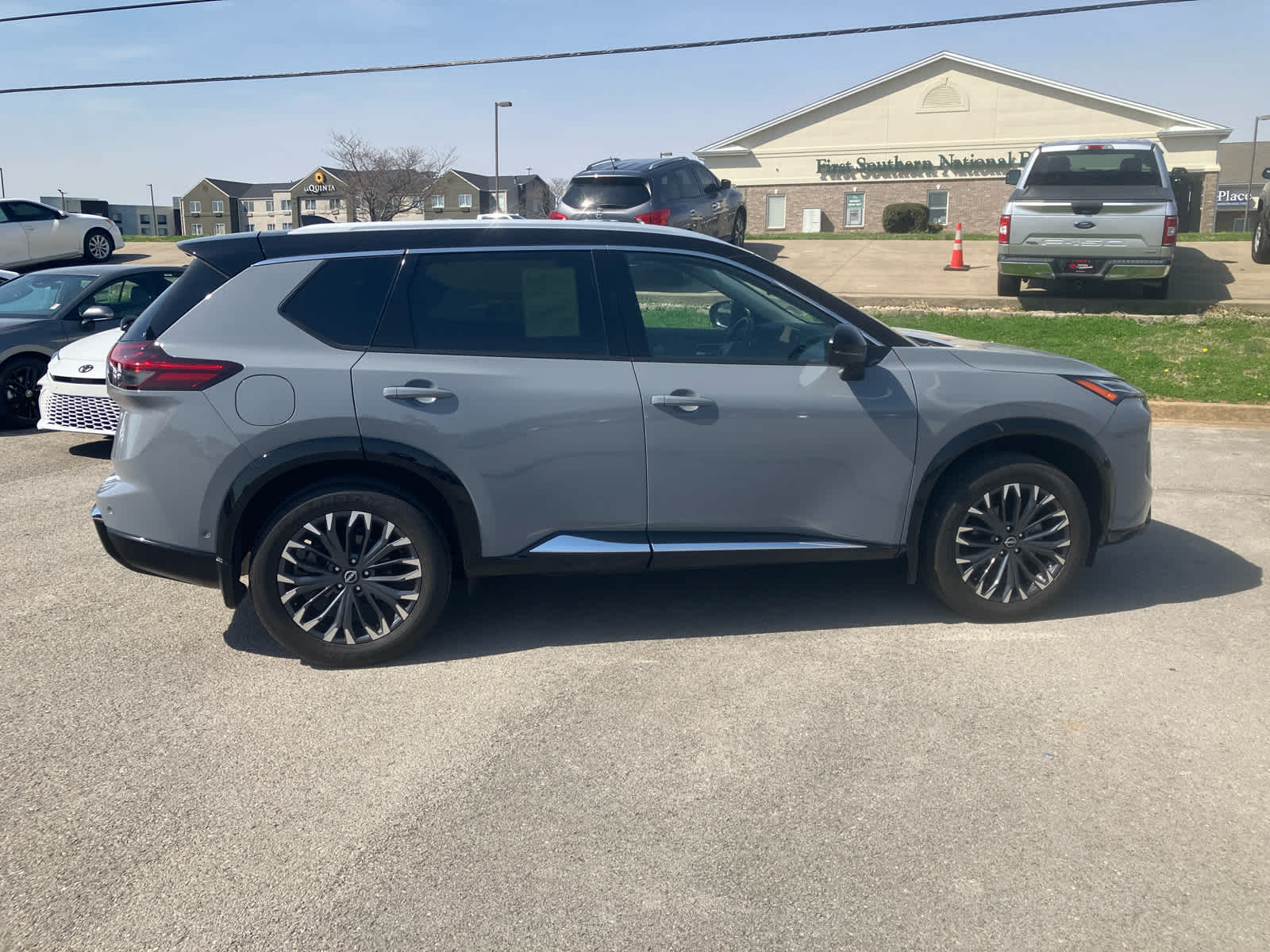 2024 Nissan Rogue Platinum - Photo 8