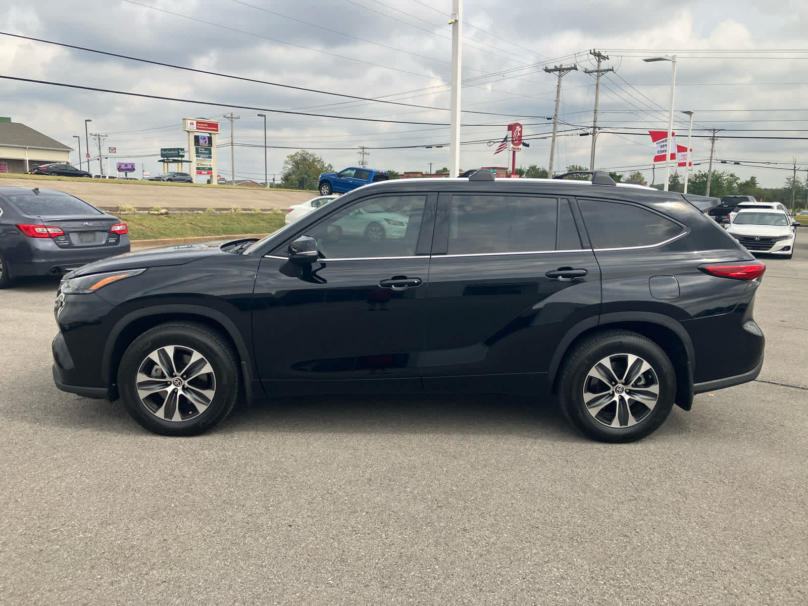2021 Toyota Highlander XLE photo 3