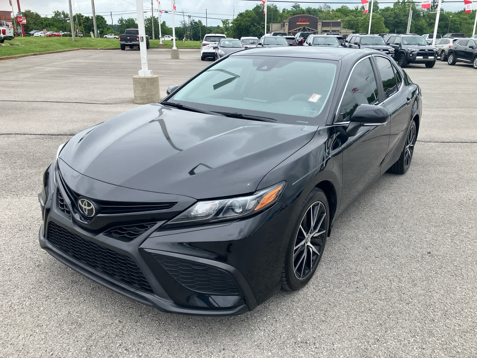 2022 Toyota Camry SE photo 3