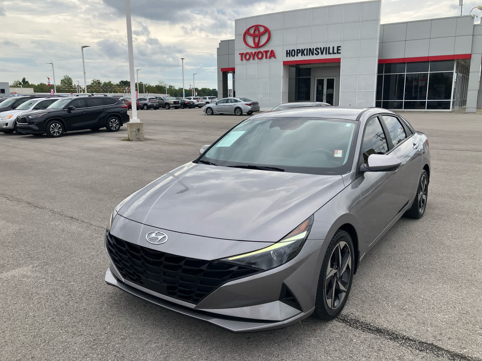 2023 Hyundai Elantra SEL photo 3