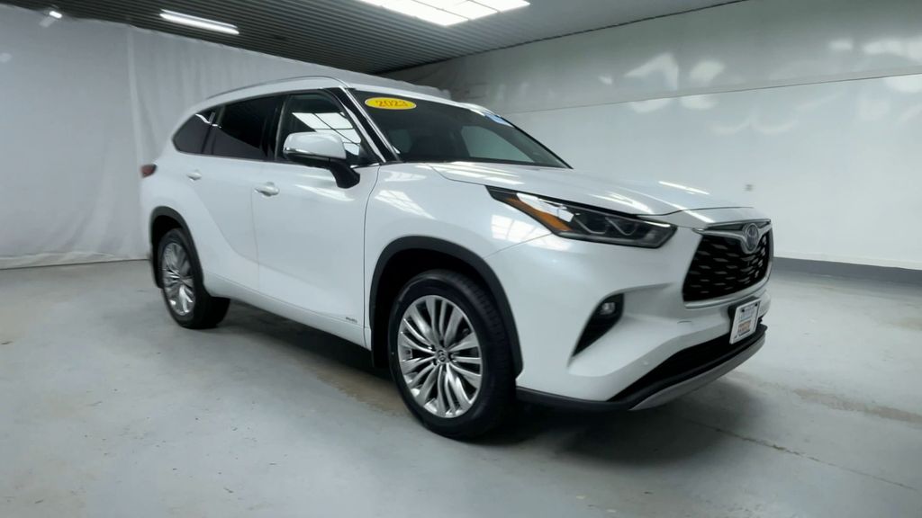 2023 Toyota Highlander Hybrid Platinum photo 2
