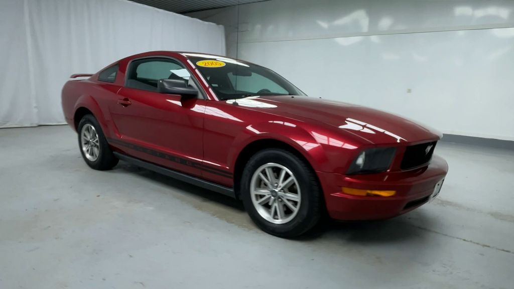 2005 Ford Mustang V6 Deluxe photo 2