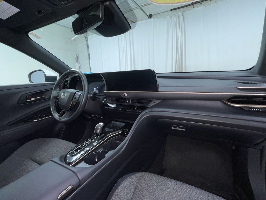 2024 Toyota Crown XLE photo 4