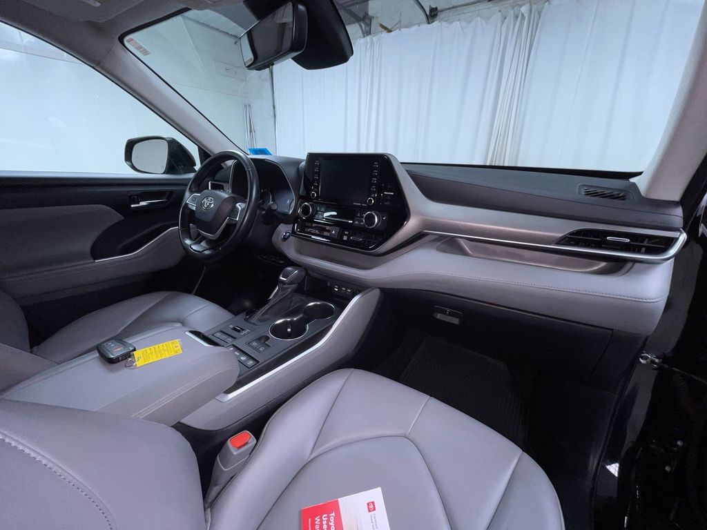 2022 Toyota Highlander XLE photo 4