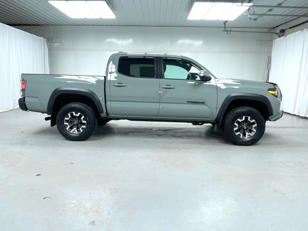 2023 Toyota Tacoma TRD Off-Road photo 2