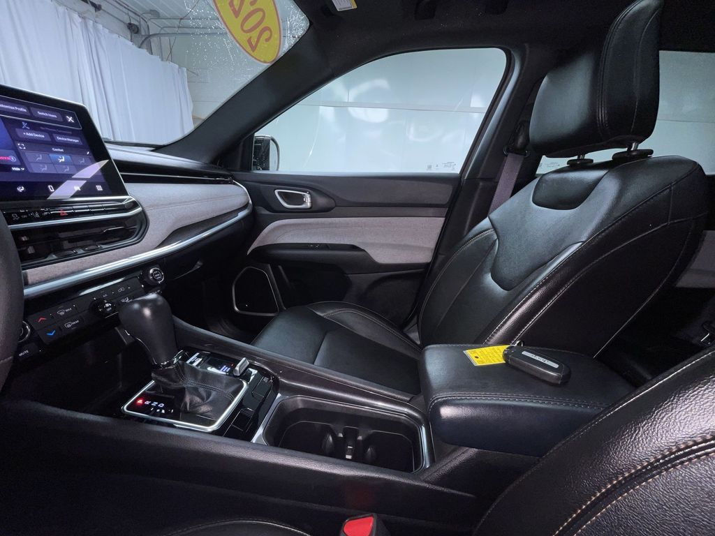 2023 Jeep Compass Latitude Lux photo 4