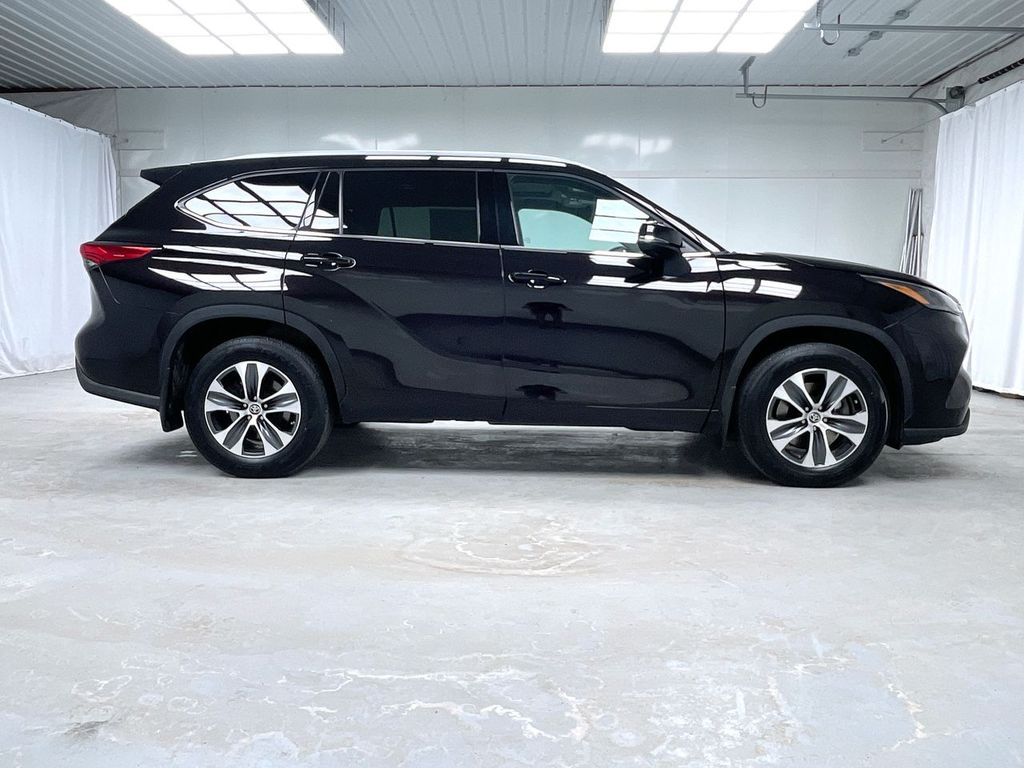 2022 Toyota Highlander XLE photo 2