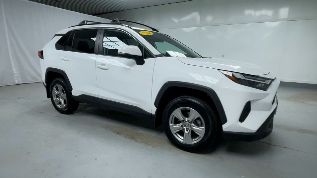 2022 Toyota RAV4 XLE photo 2