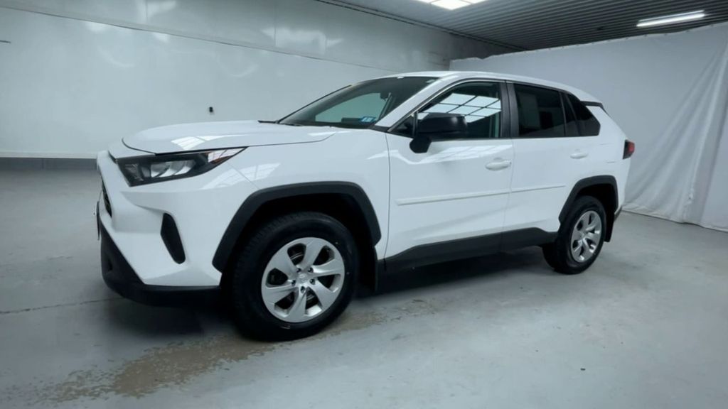 2022 Toyota RAV4 LE photo 4