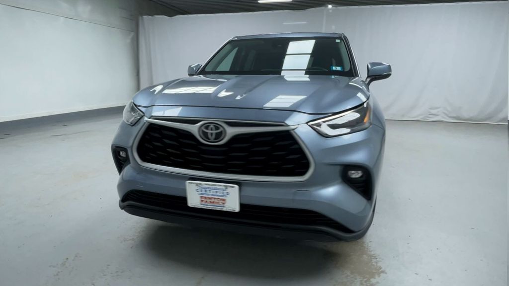 2020 Toyota Highlander LE photo 3