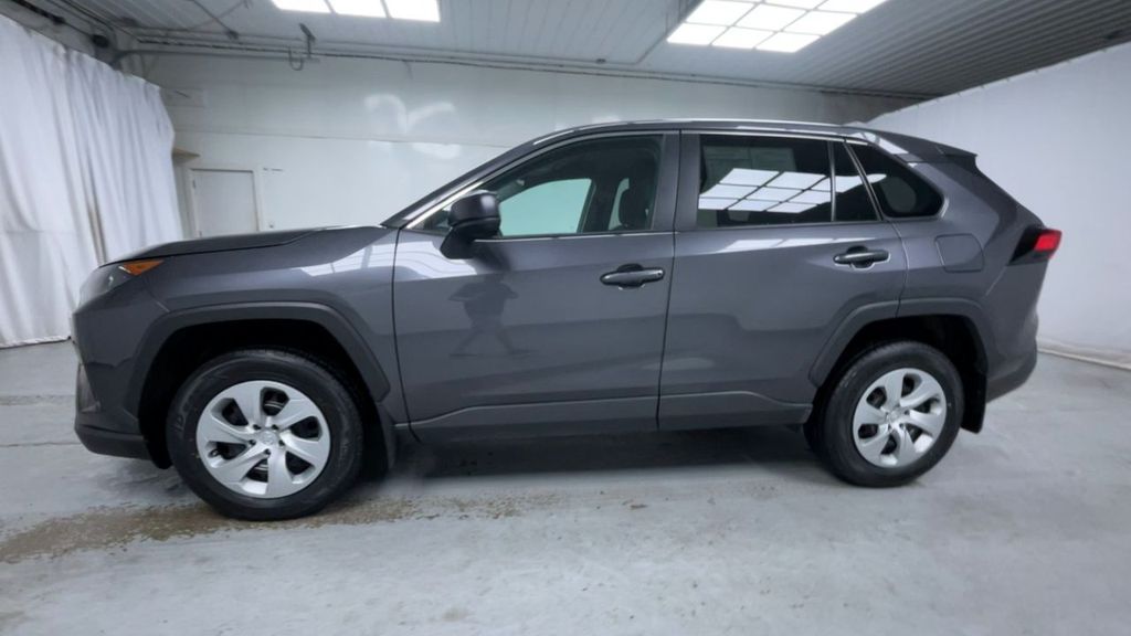 2022 Toyota RAV4 LE photo 4