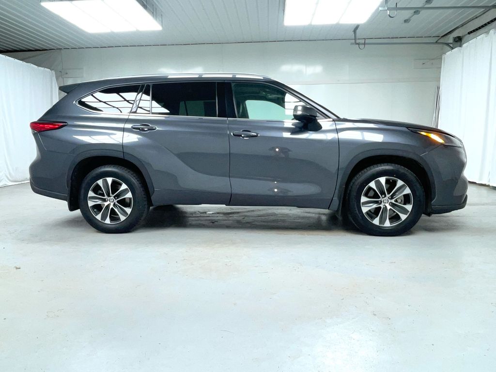2021 Toyota Highlander XLE photo 2