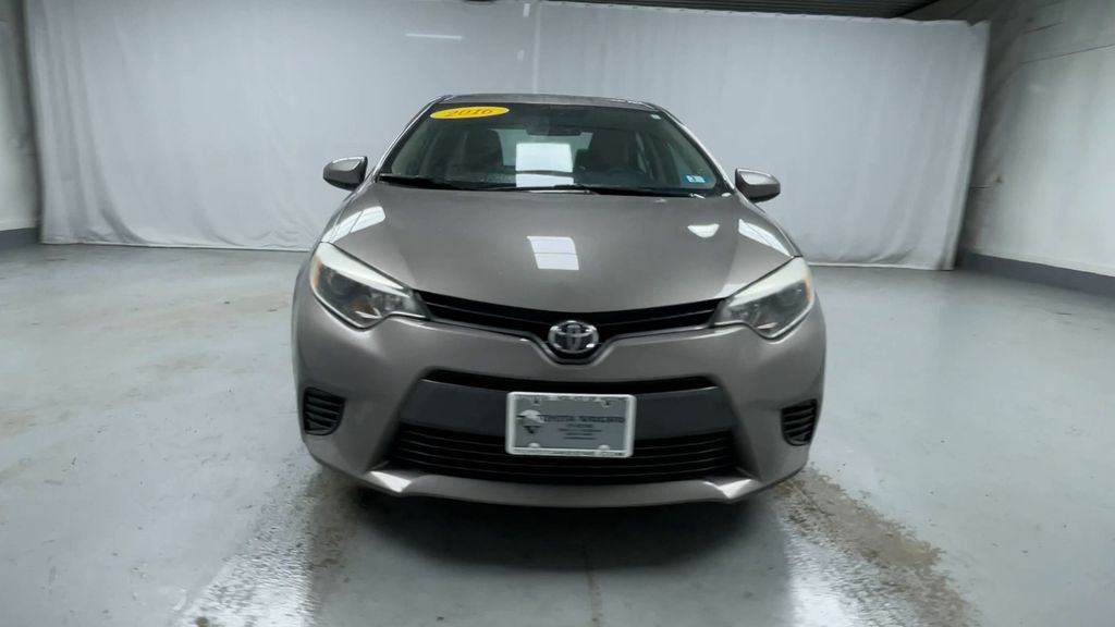 2016 Toyota Corolla LE photo 3