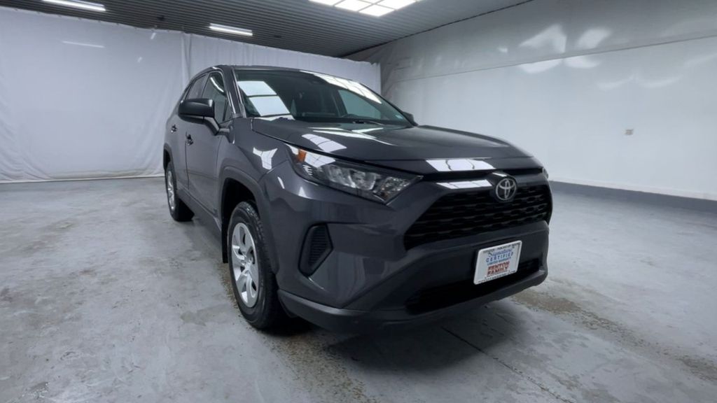 2022 Toyota RAV4 LE photo 2