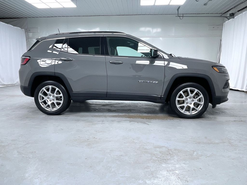 2023 Jeep Compass Latitude Lux photo 2
