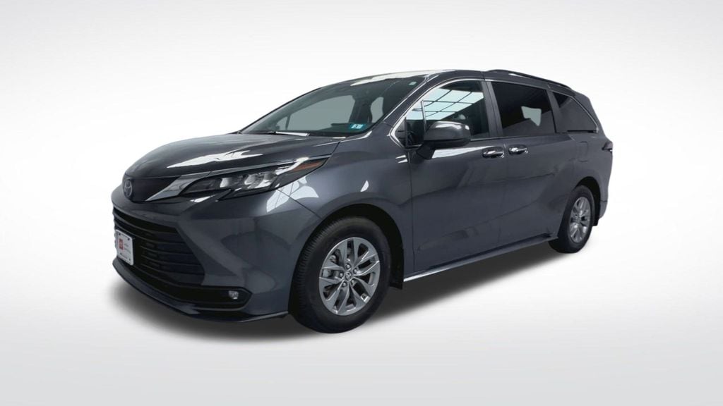 Used 2025 Toyota Sienna XLE Minivan/Van